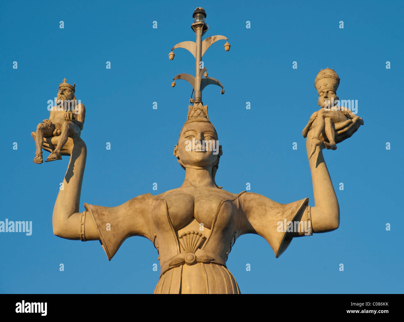 La statua di Imperia, mostra una donna che mantiene l'imperatore e il papa sulle sue mani, visualizzazione simbolica del comportamento immorale del Foto Stock