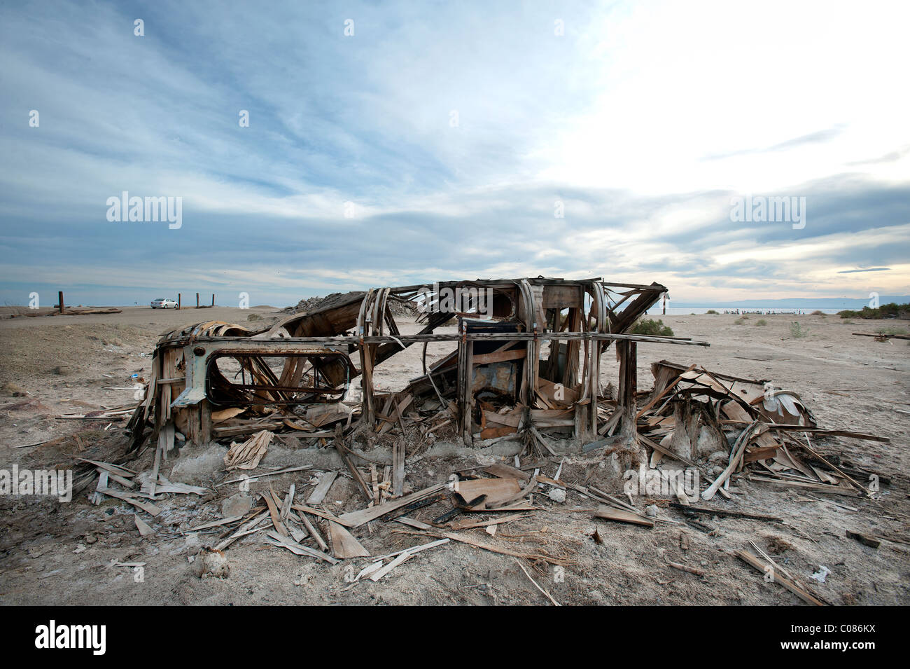 Resti di un rimorchio airstream a Bombay Beach sulla riva del Salton Sea, CALIFORNIA, STATI UNITI D'AMERICA Foto Stock