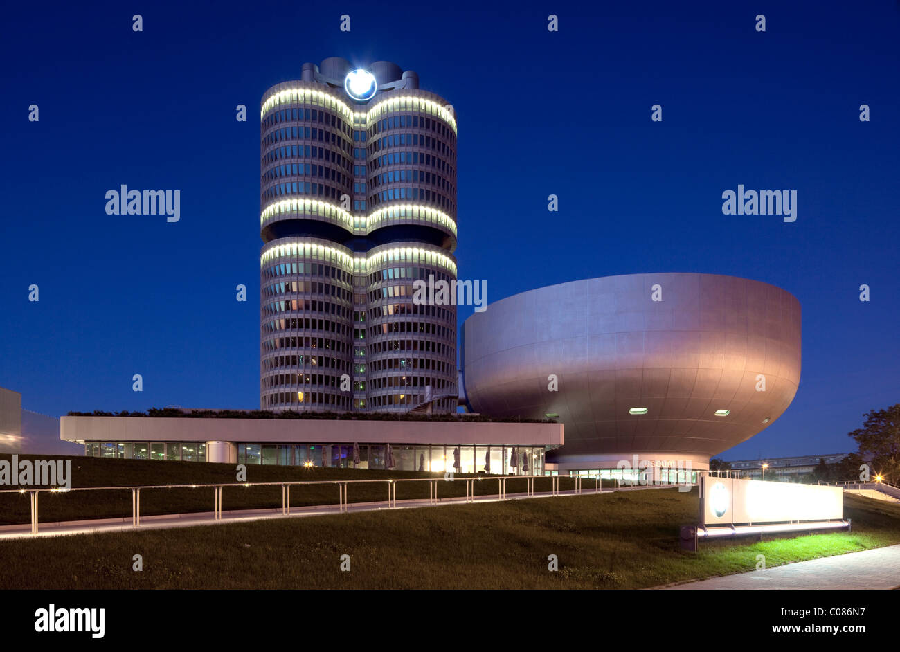 BMW edificio alto e il museo BMW, sede della bavarese motore funziona, Monaco di Baviera, Germania, Europa Foto Stock