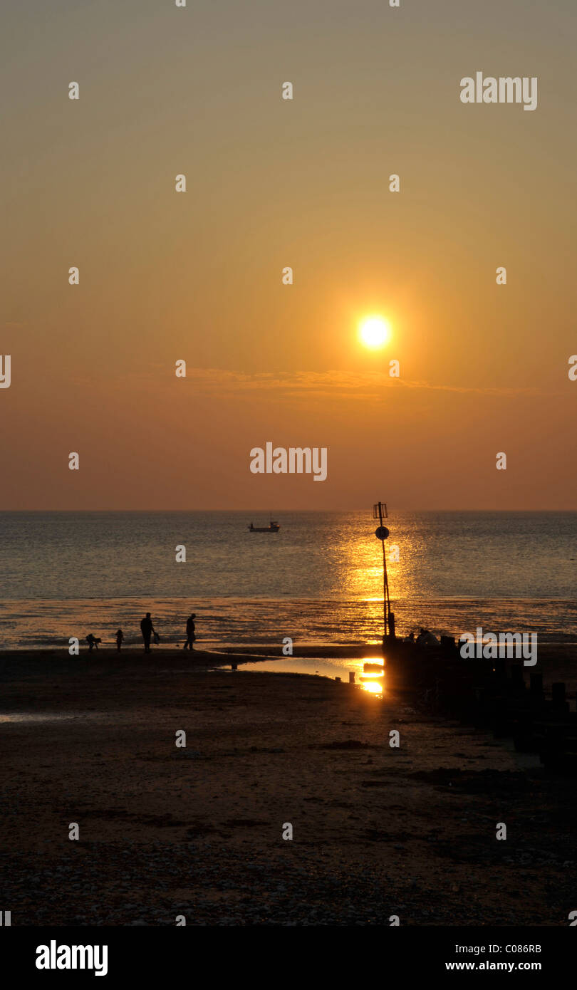 Il tramonto del lavaggio a Hunstanton beach in Norfolk, Regno Unito. Foto Stock