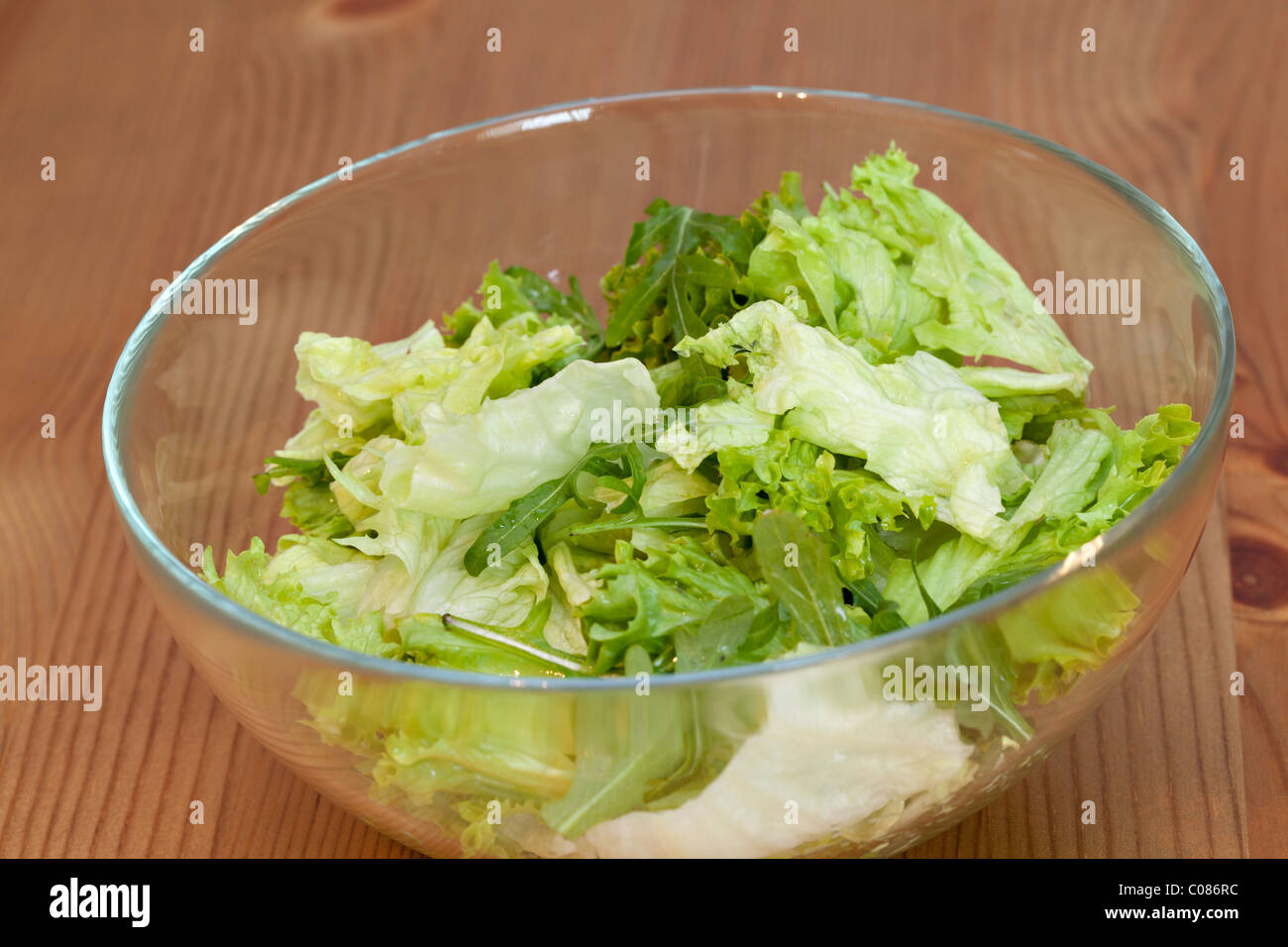 Insalata primaverile, freschi cibi sani Foto Stock