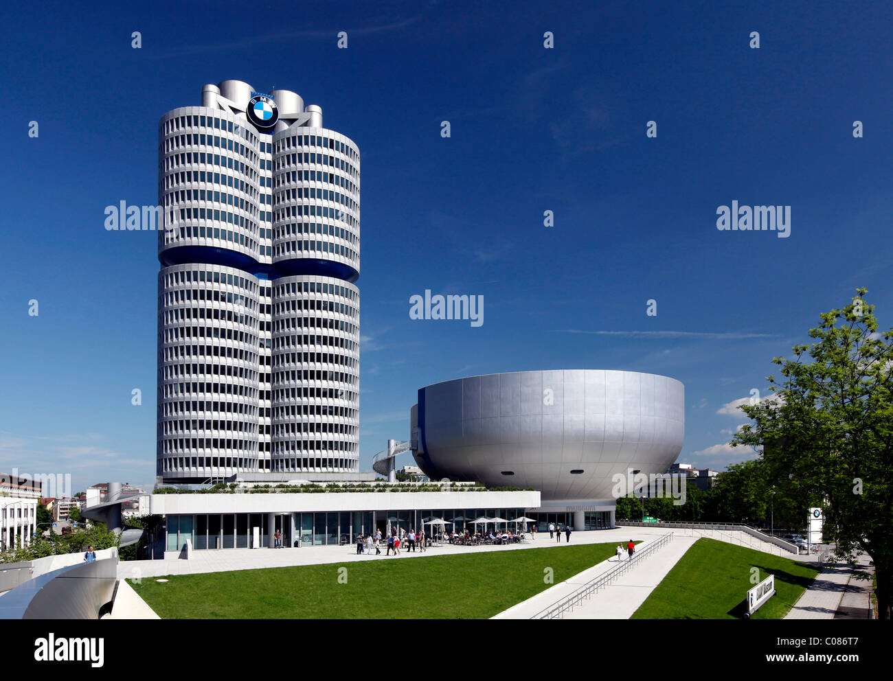 BMW edificio alto e il museo BMW, sede della bavarese motore funziona, Monaco di Baviera, Germania, Europa Foto Stock