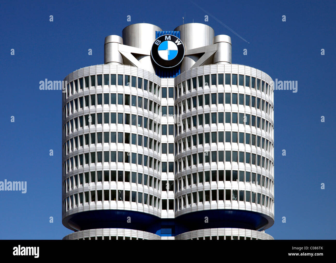 BMW alto edificio, sede della bavarese motore funziona, Monaco di Baviera, Germania, Europa Foto Stock