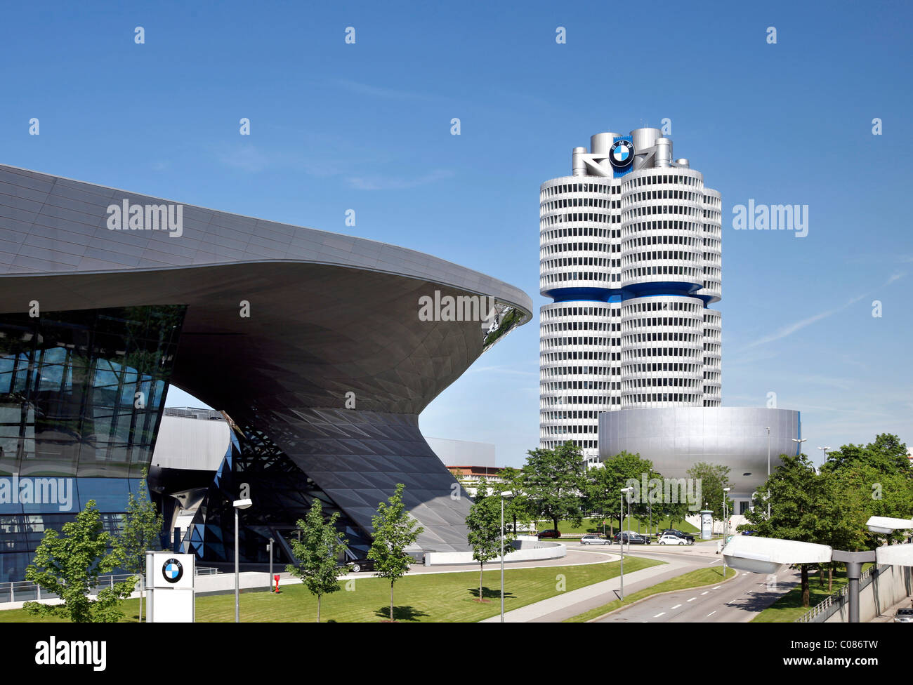 Mondo BMW BMW ed alto edificio, sede della bavarese motore funziona, Monaco di Baviera, Germania, Europa Foto Stock