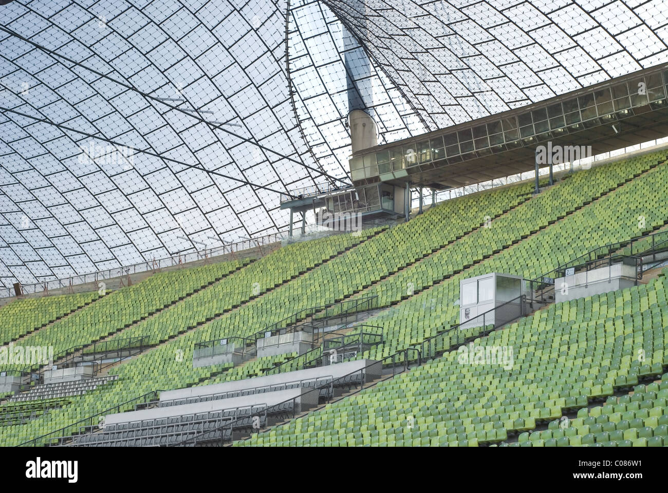 Lo stadio di atletica con righe di sedi vuote Foto Stock