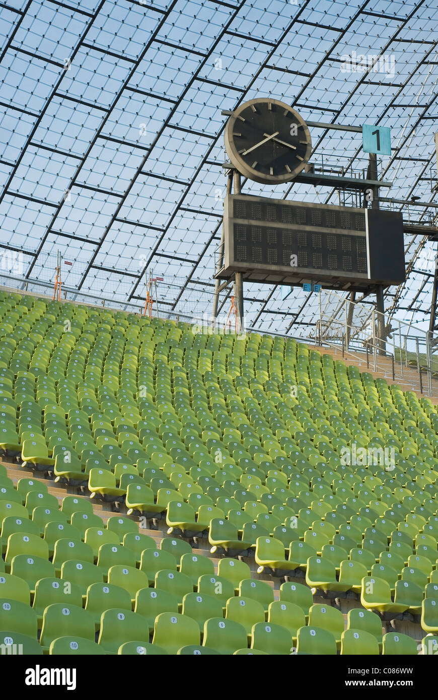 Lo stadio di atletica con righe di sedi vuote Foto Stock