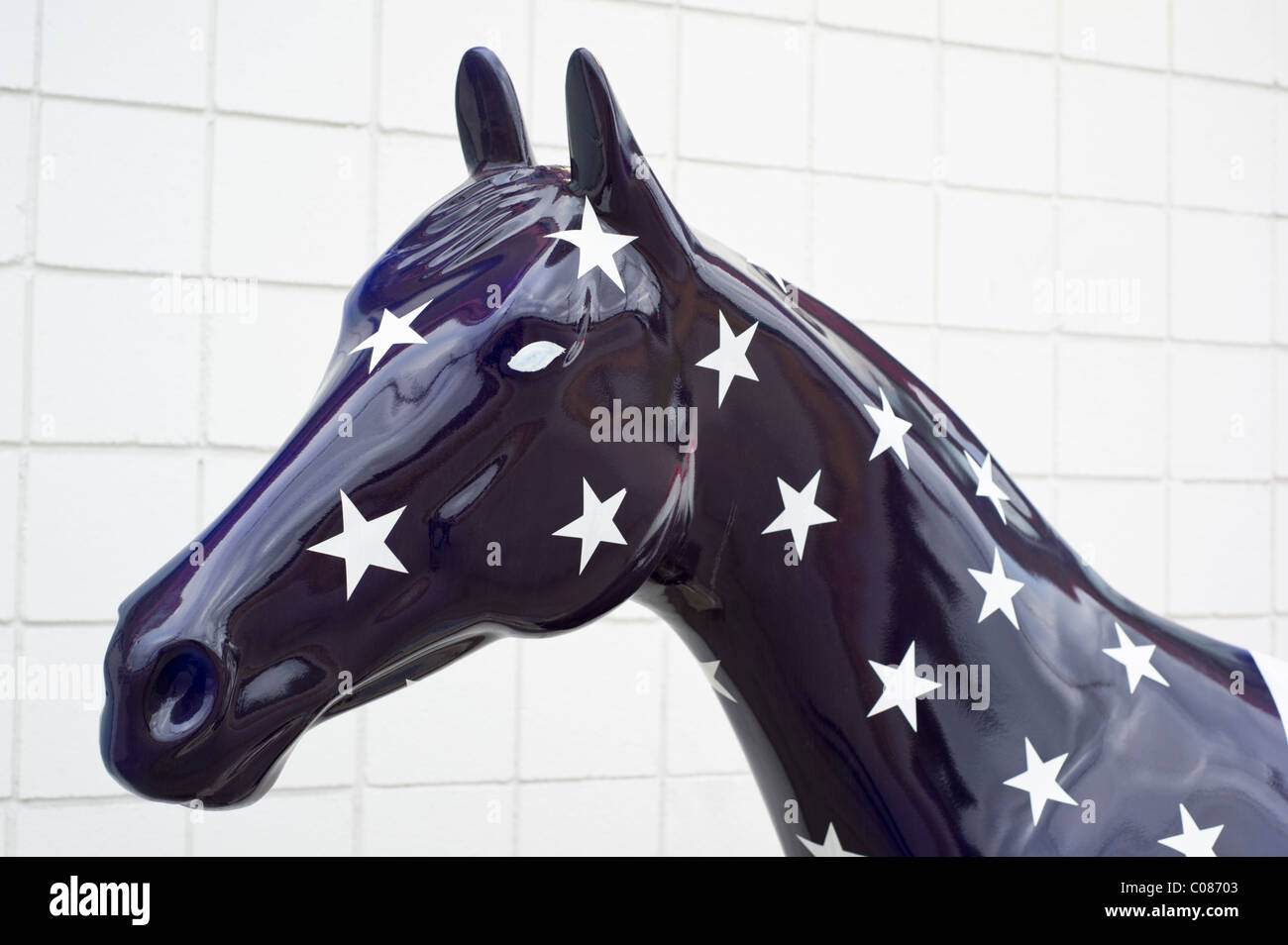 Statua equestre testa dipinta in blu scuro con stelle bianche, patriottica bandiera americana decor a tema, vicino. Foto Stock