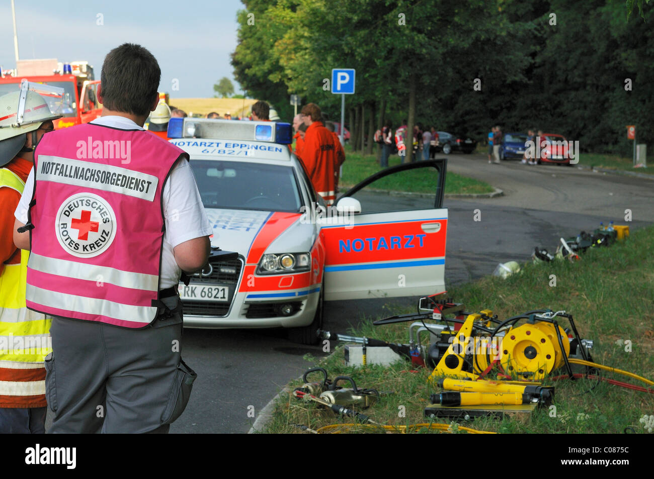 Aftercare di emergenza di servizio e di soccorso in ambulanza dopo un incidente stradale con tre incidenti mortali, sulla B 39 road, Kirchardt Foto Stock