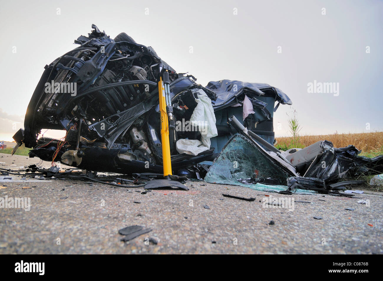 Relitto della piccola vettura Renault Clio, in cui tre persone sono state uccise in B 39 road, supportato con estinzione idraulico Foto Stock