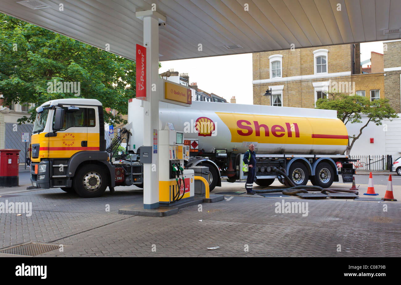 Tanker alimentare la stazione di benzina. Foto Stock