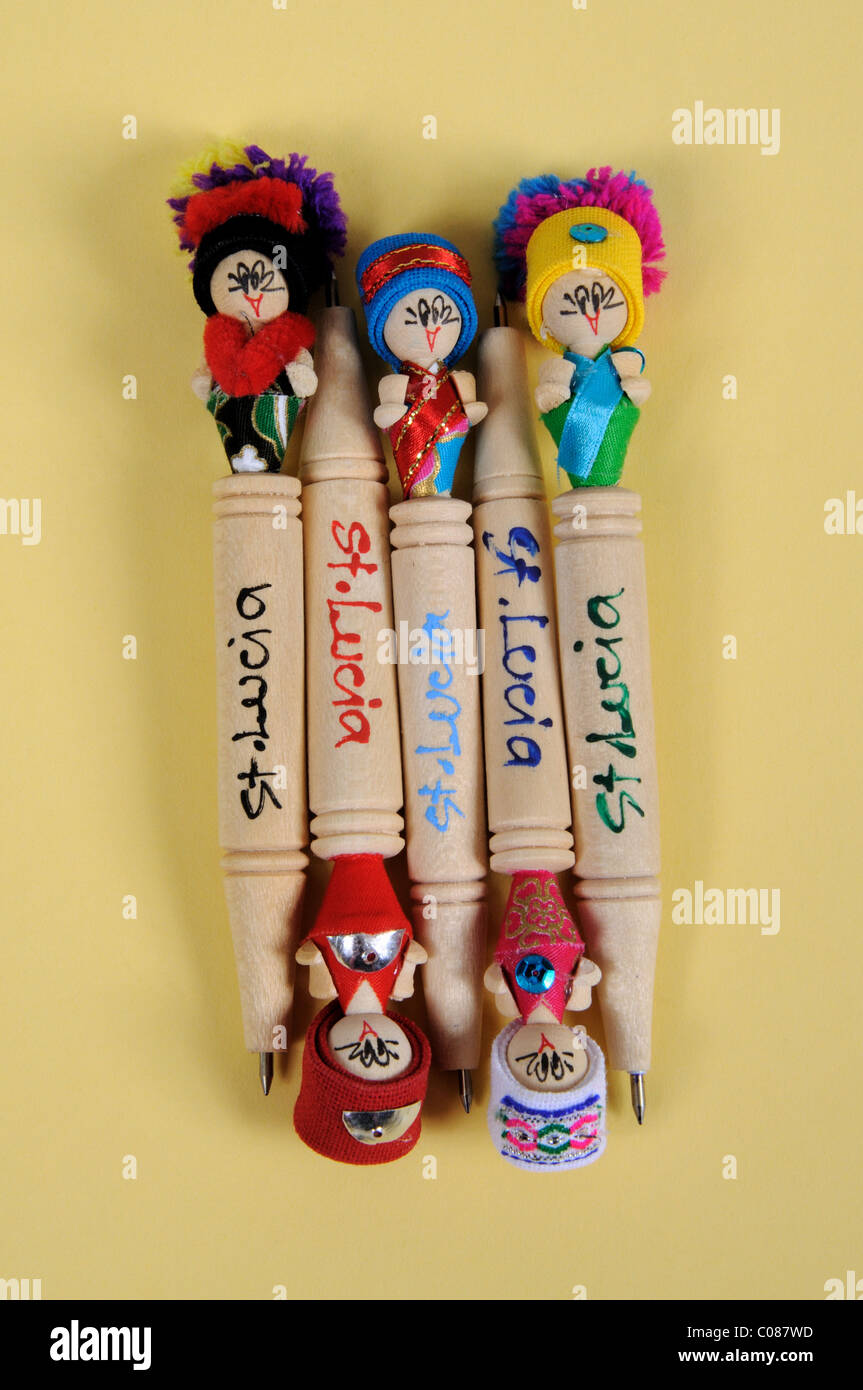 5 penna in legno souvenir, Santa Lucia, Piccole Antille, Caraibi, West Indies. Foto Stock