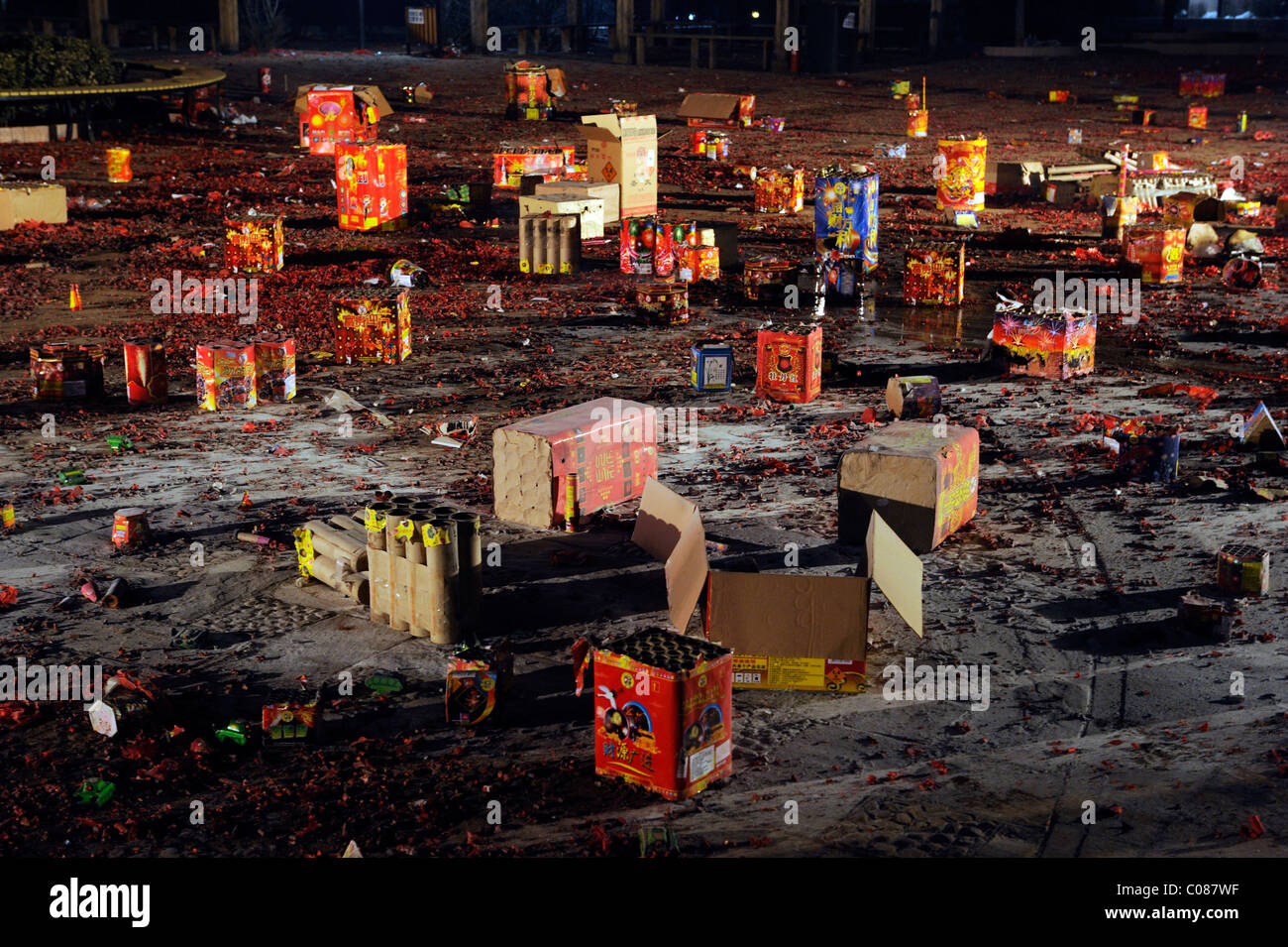 Cina - i detriti da utilizzati sono i fuochi d'artificio visto durante la festa delle lanterne in festa a Pechino. 17-Feb-2011 Foto Stock