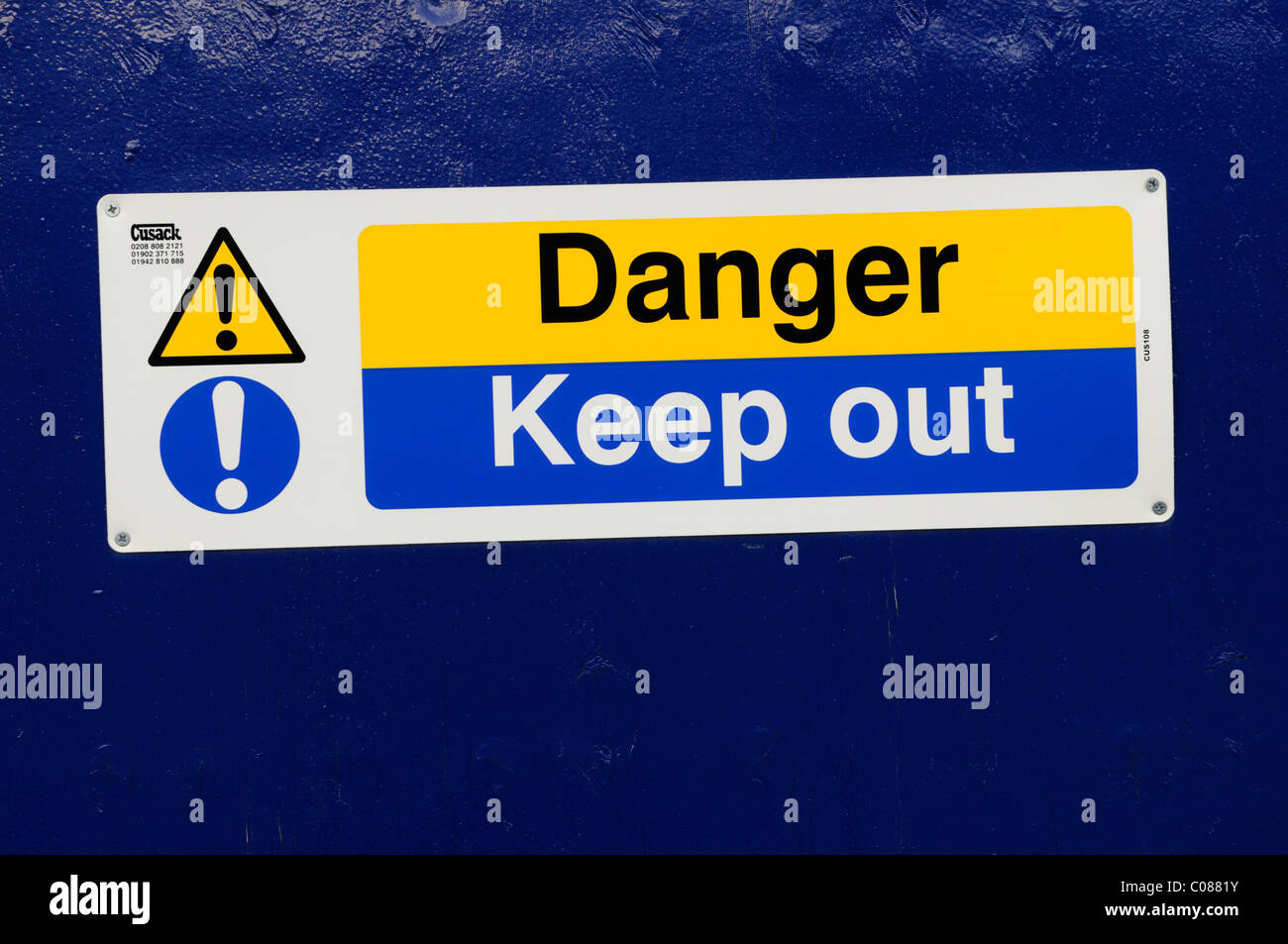 Pericolo Tenere fuori un cartello di segnalazione, London, England, Regno Unito Foto Stock