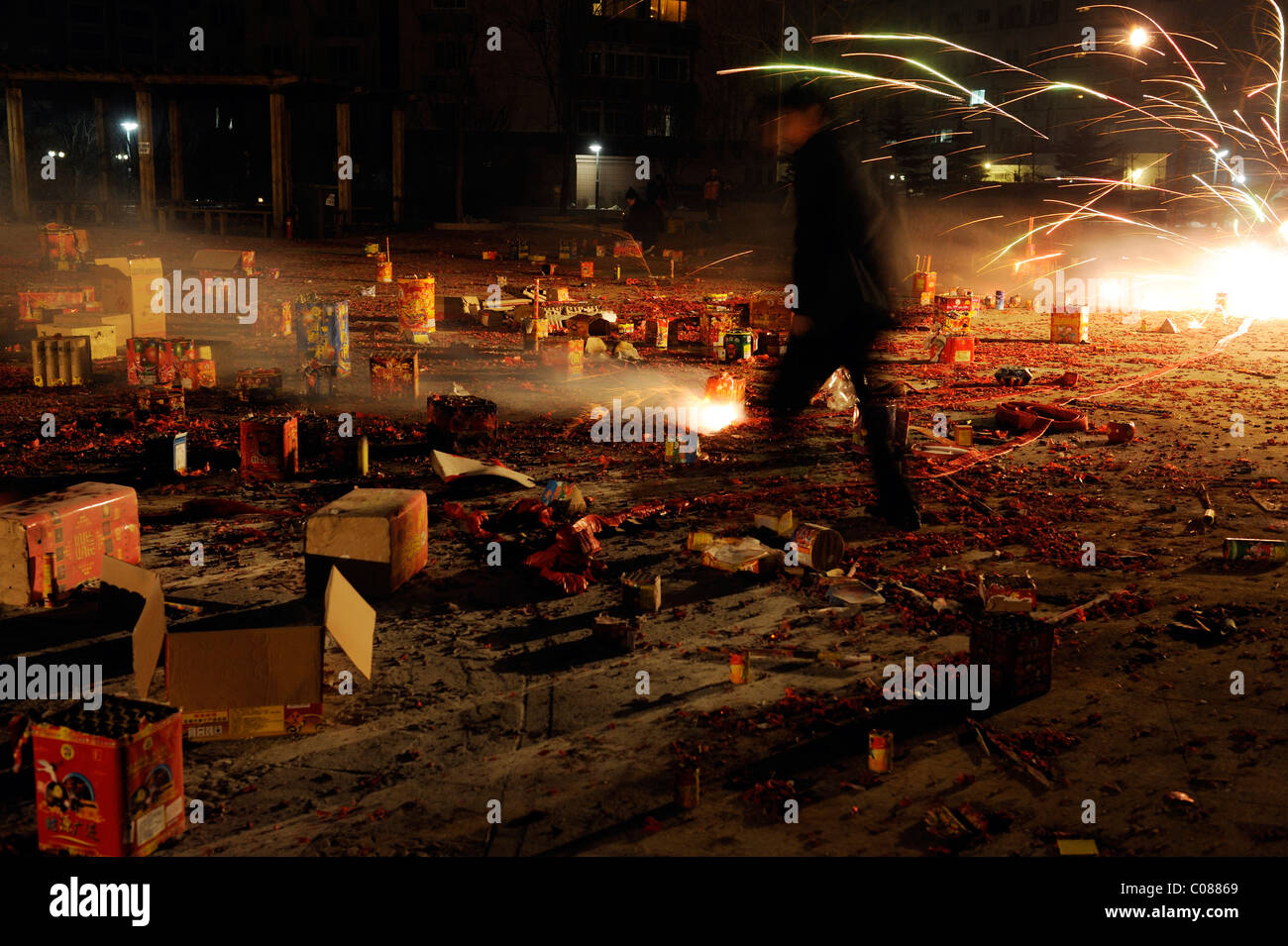 Cina - un uomo organizza uno spettacolo di fuochi d'artificio a una comunità in festa delle lanterne notte a Pechino. 17-Feb-2011 Foto Stock