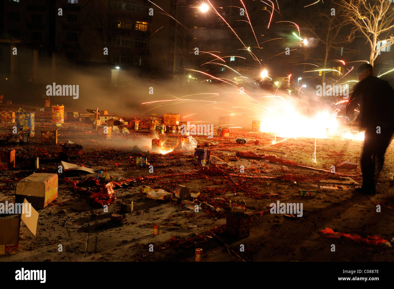 Cina - un uomo organizza uno spettacolo di fuochi d'artificio a una comunità in festa delle lanterne notte a Pechino. 17-Feb-2011 Foto Stock