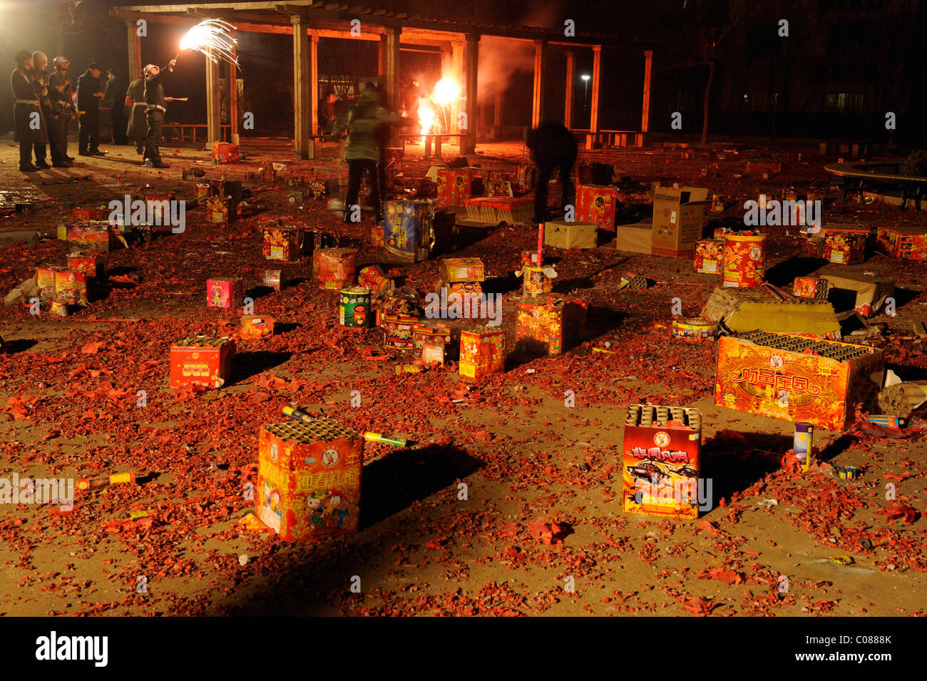Cina - i detriti da utilizzato fuochi d'artificio sono visti a una comunità in festa delle lanterne notte a Pechino. 17-Feb-2011 Foto Stock