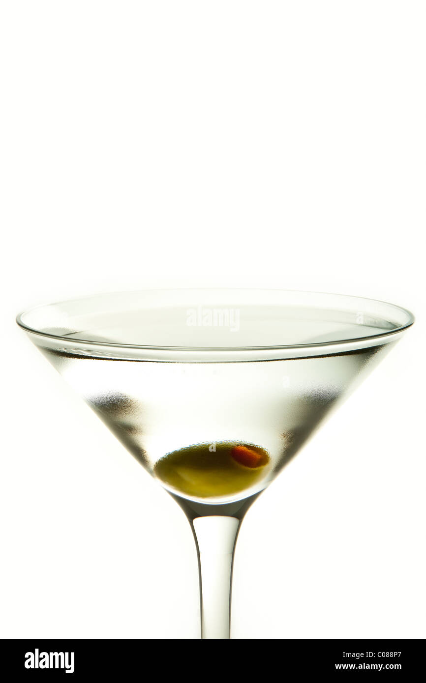 Un bicchiere di Martini Cocktail con Olive guarnire su uno sfondo bianco. Foto Stock
