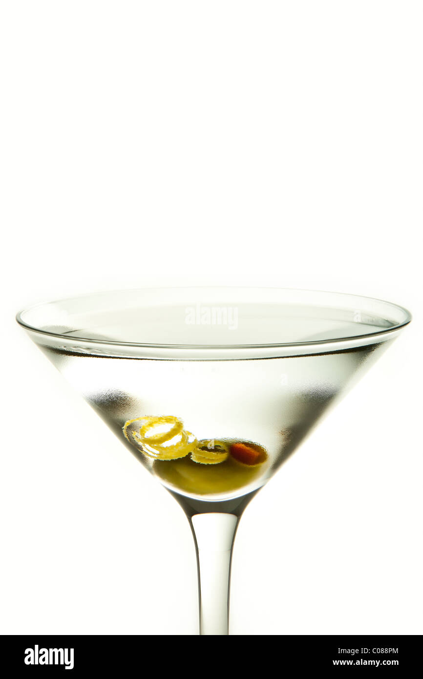 Un bicchiere di Martini Cocktail con Olive guarnire su uno sfondo bianco. Foto Stock