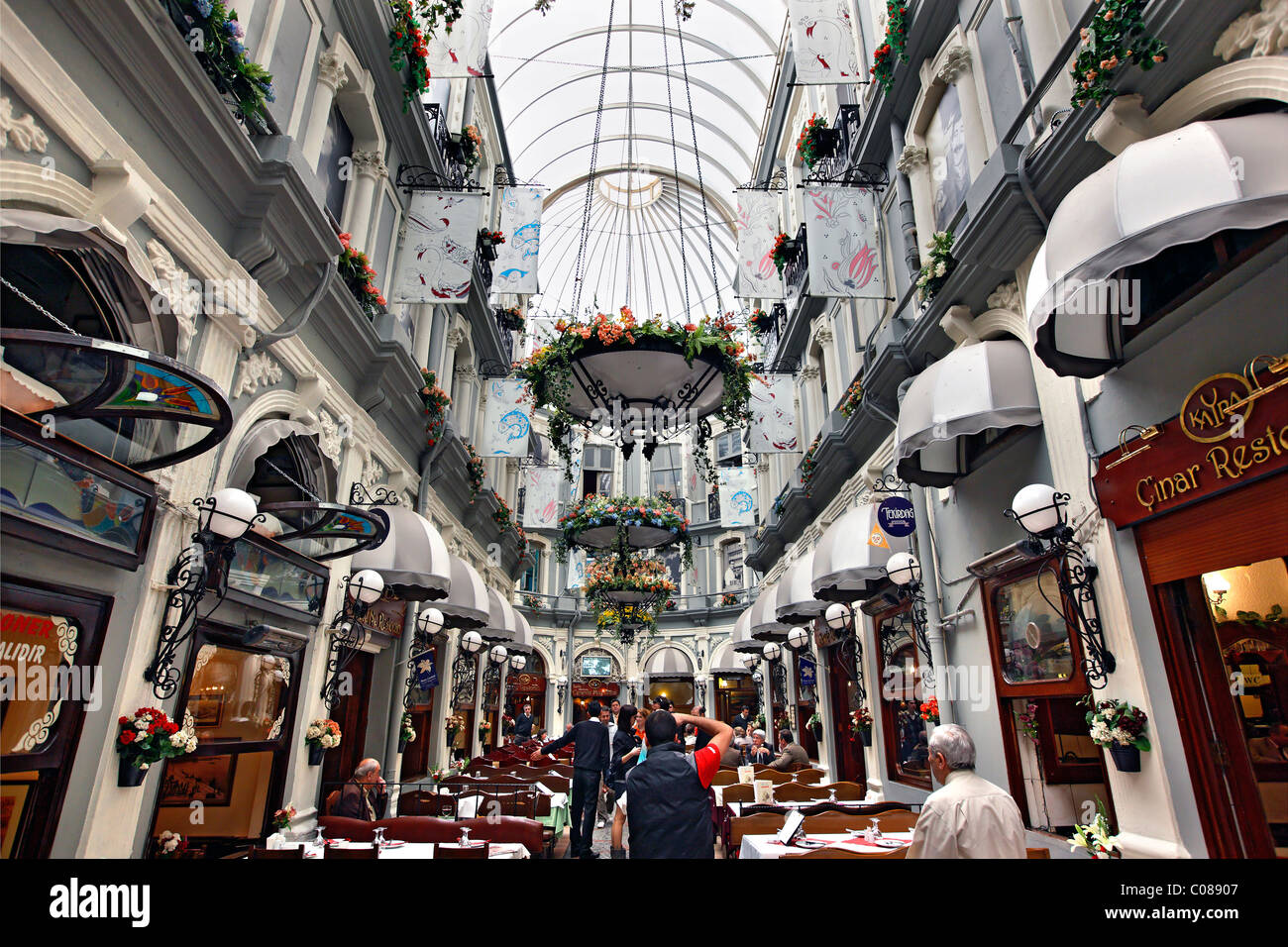 Foto da 'Çiçek Pasaji ' ("Flower Passage") su Istiklal street ("caddesi'), Beyoglu, Istanbul Foto Stock