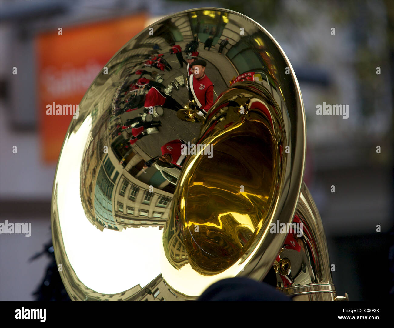 La riflessione in un corno francese presso la News parata del giorno a Londra Foto Stock