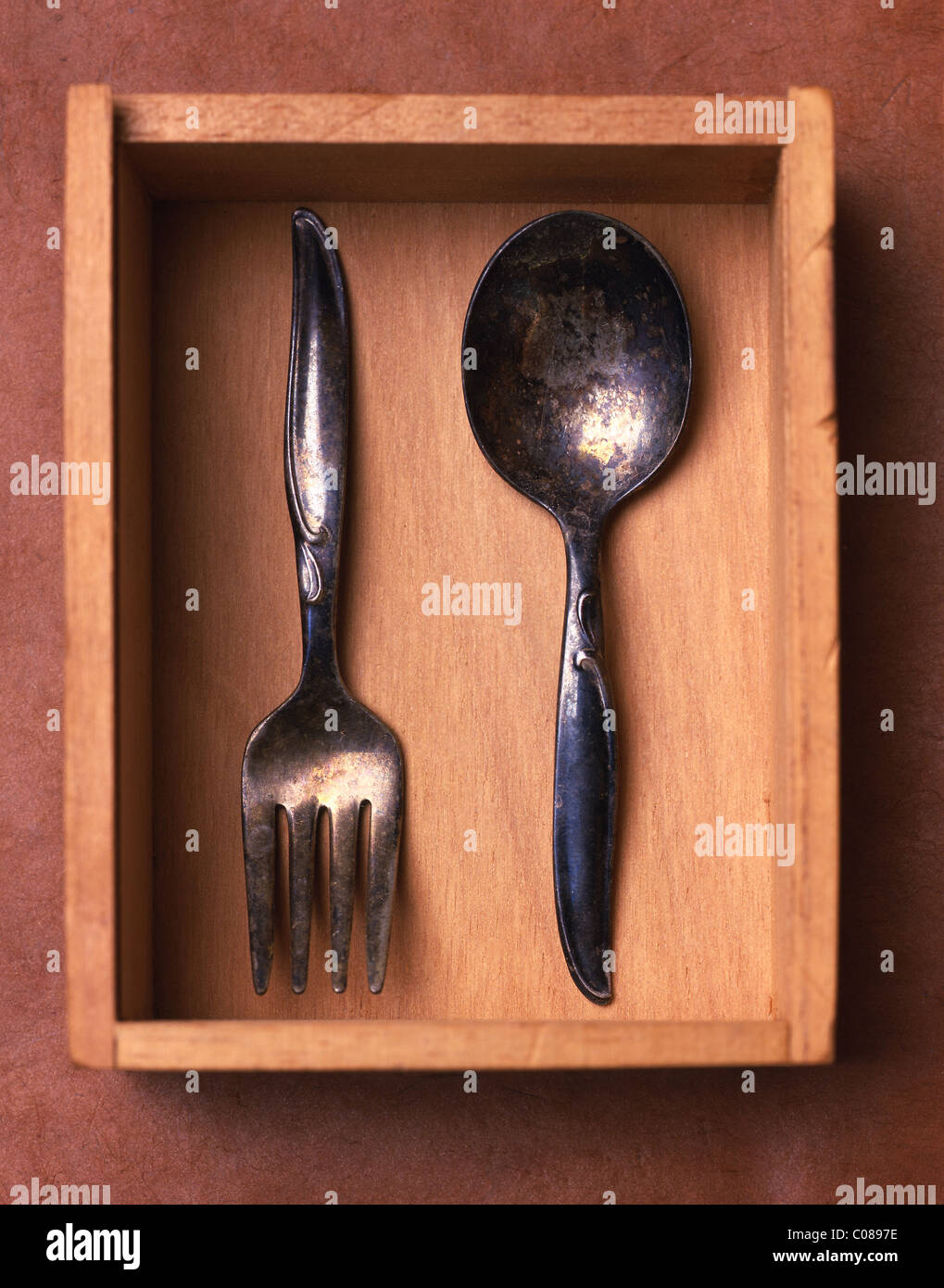 Antiquariato del bambino argento cucchiaio e forchetta in cassa di legno Foto Stock