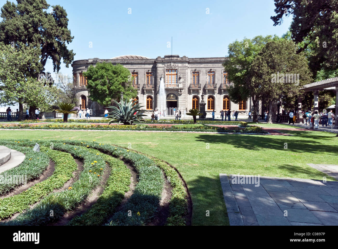 Bella di ispirazione francese parterre giardino prato & fontana presso il Castello di Chapultepec entrata a Mexican National History Museum Messico Foto Stock