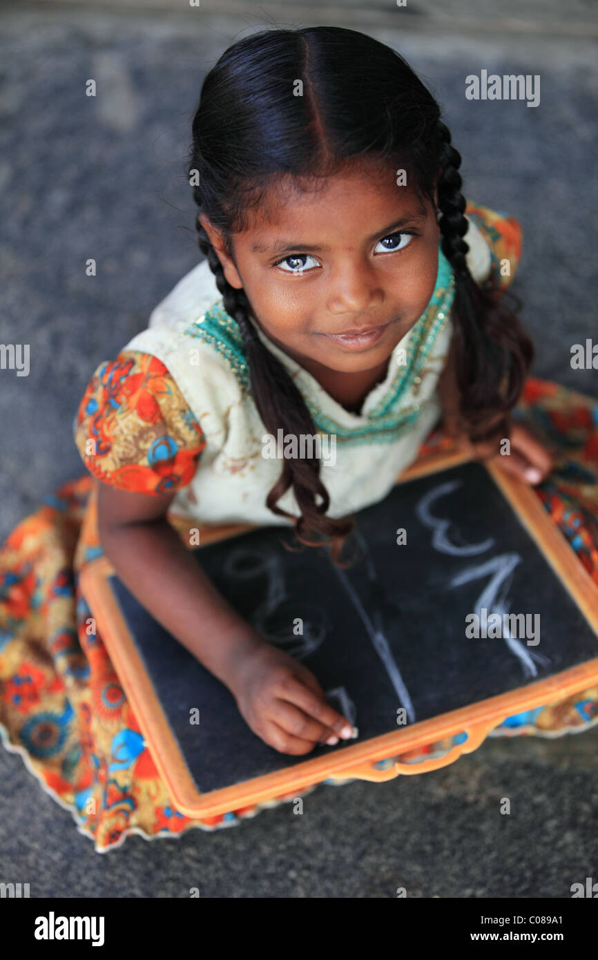 Ragazza a scuola Andhra Pradesh in India del Sud Foto Stock