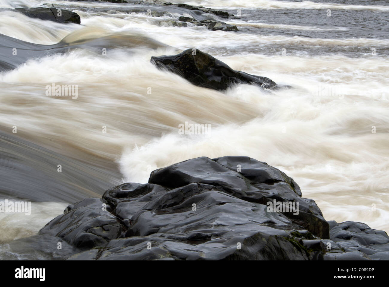Veloce che scorre acqua nel fiume Eden. Foto Stock