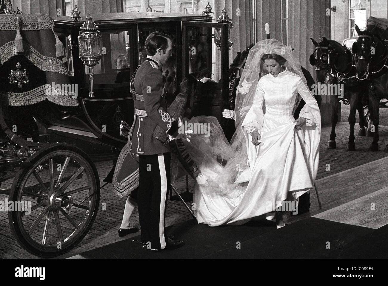 Princess Anne e contrassegno Phillips arrivando a Buckingham Palace dopo il loro matrimonio 14/11/73 Foto Stock