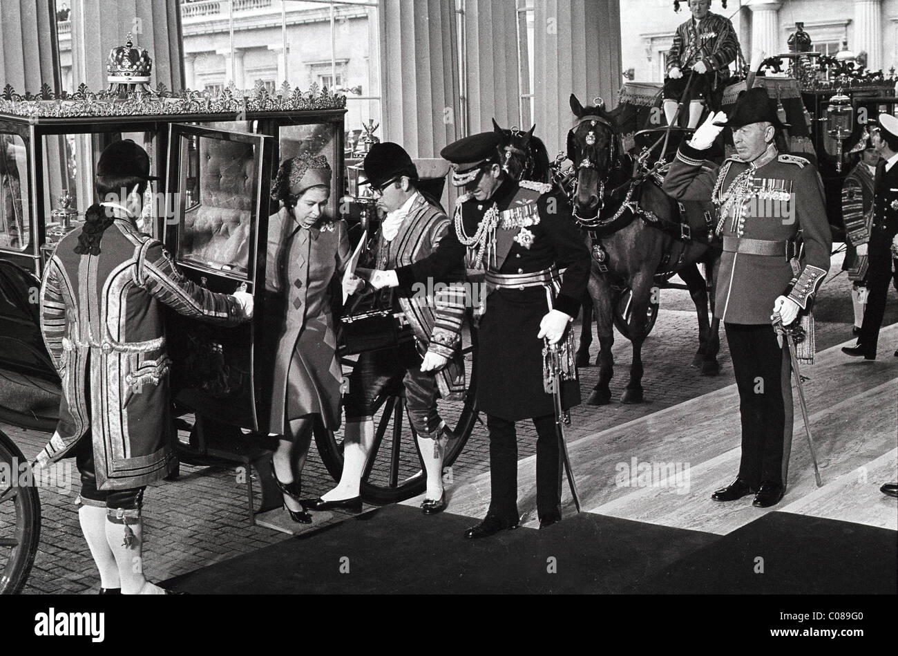 Sua Maestà la Regina che arriva a Buckingham Palace dopo il Matrimonio della principessa Anna e Mark Phillips nel 11/73/14 Principe Filippo Foto Stock