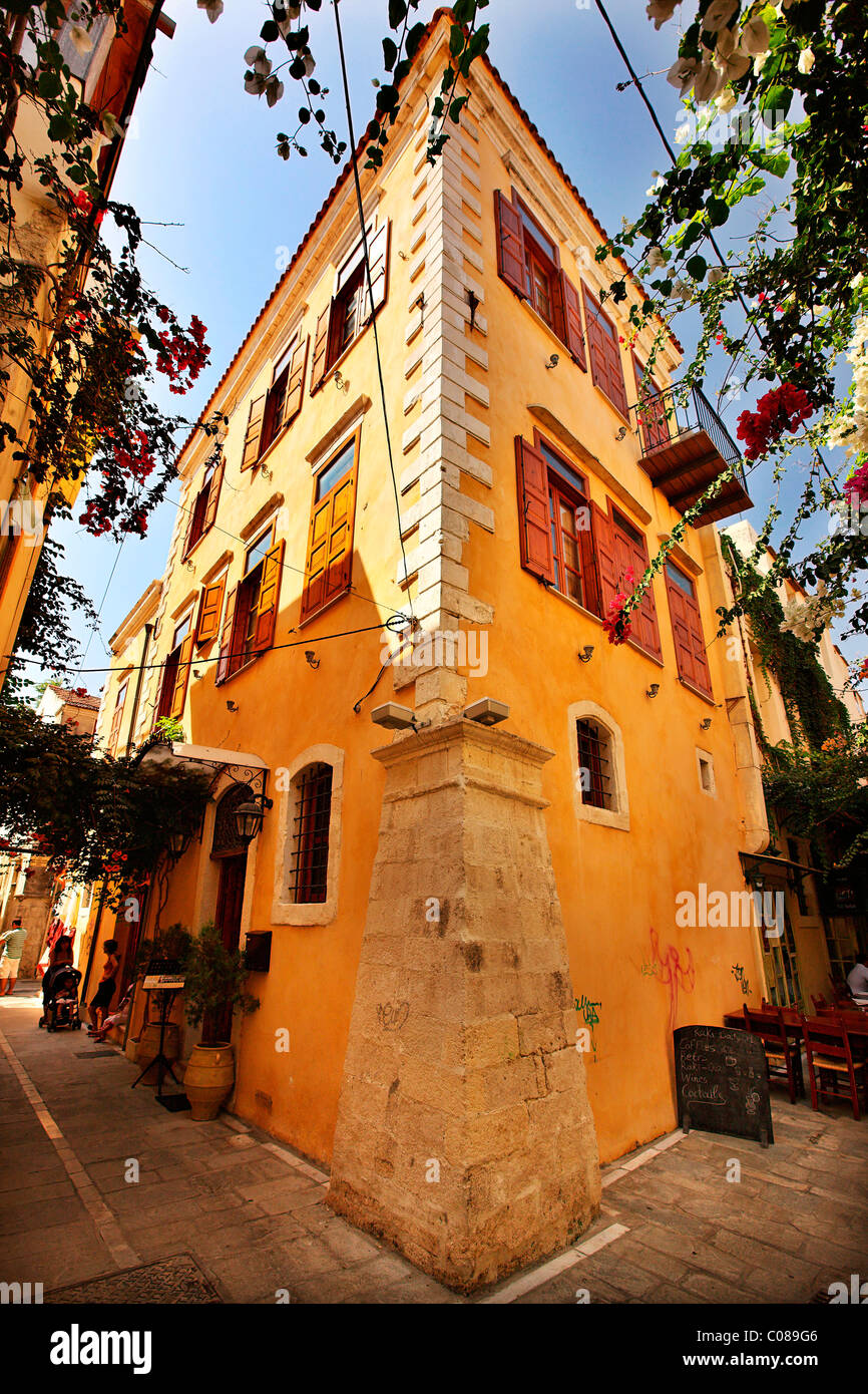 Bella casa antica, probabilmente dall'epoca Veneziana, nella città vecchia di Rethymno, Creta, Grecia Foto Stock