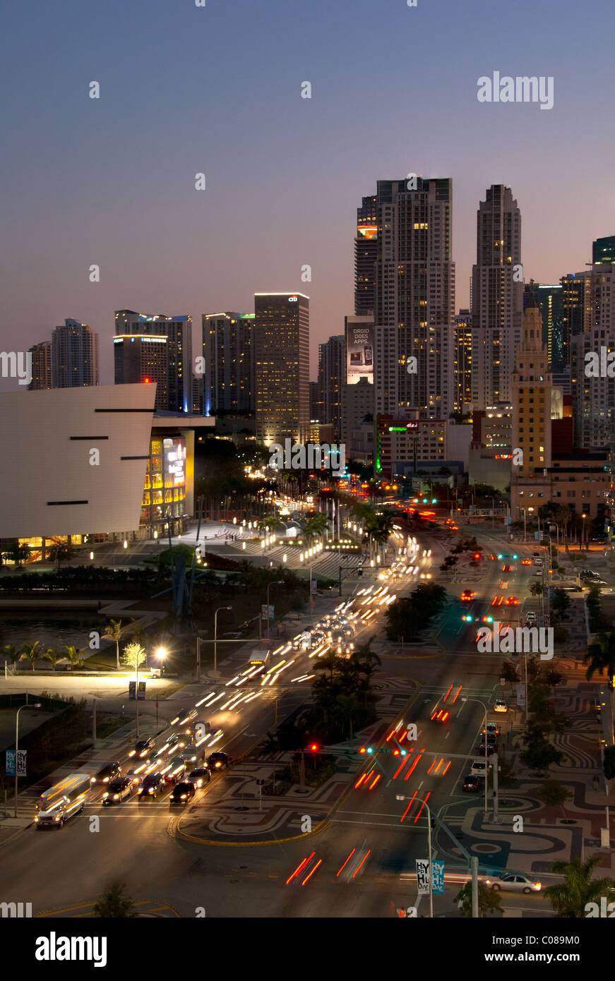 Di notte le luci di Biscayne Boulevard, American Airlines Arena e lo skyline di Miami, Florida, Stati Uniti d'America Foto Stock
