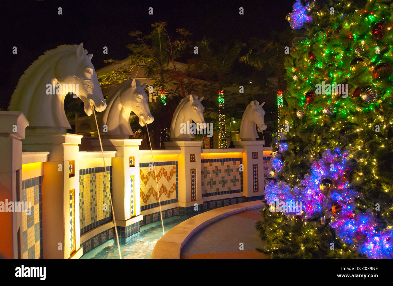Albero di natale e le luci e decorazioni presso il villaggio di Gulfstream Park in Hallandale, Florida, Stati Uniti d'America Foto Stock
