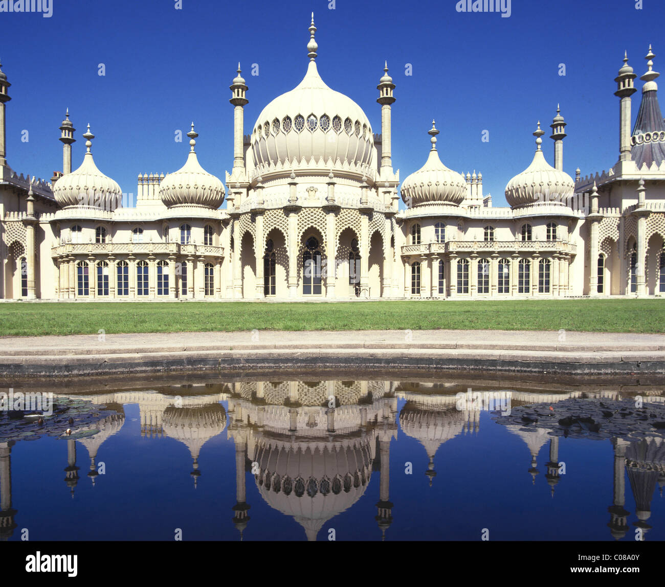 Facciata del Brighton Pavilion o Royal Pavilion ex residenza reale cupole e minareti aggiunto da John Nash e riflesso in acqua East Sussex Inghilterra Regno Unito Foto Stock