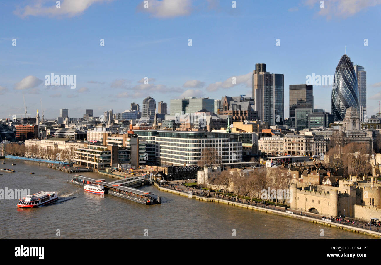 Edificio moderno e distintivo di Gherkin sullo skyline della Citta' di Londra che sorge sopra la storica Torre di Londra Tamigi Tour Boats & Tower Pier England UK Foto Stock