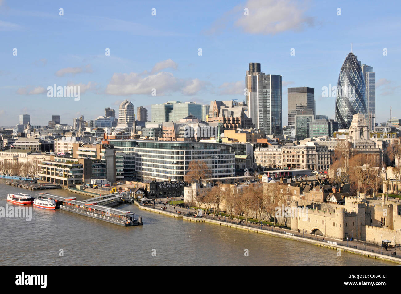 City of London skyline e la Torre di Londra Foto Stock