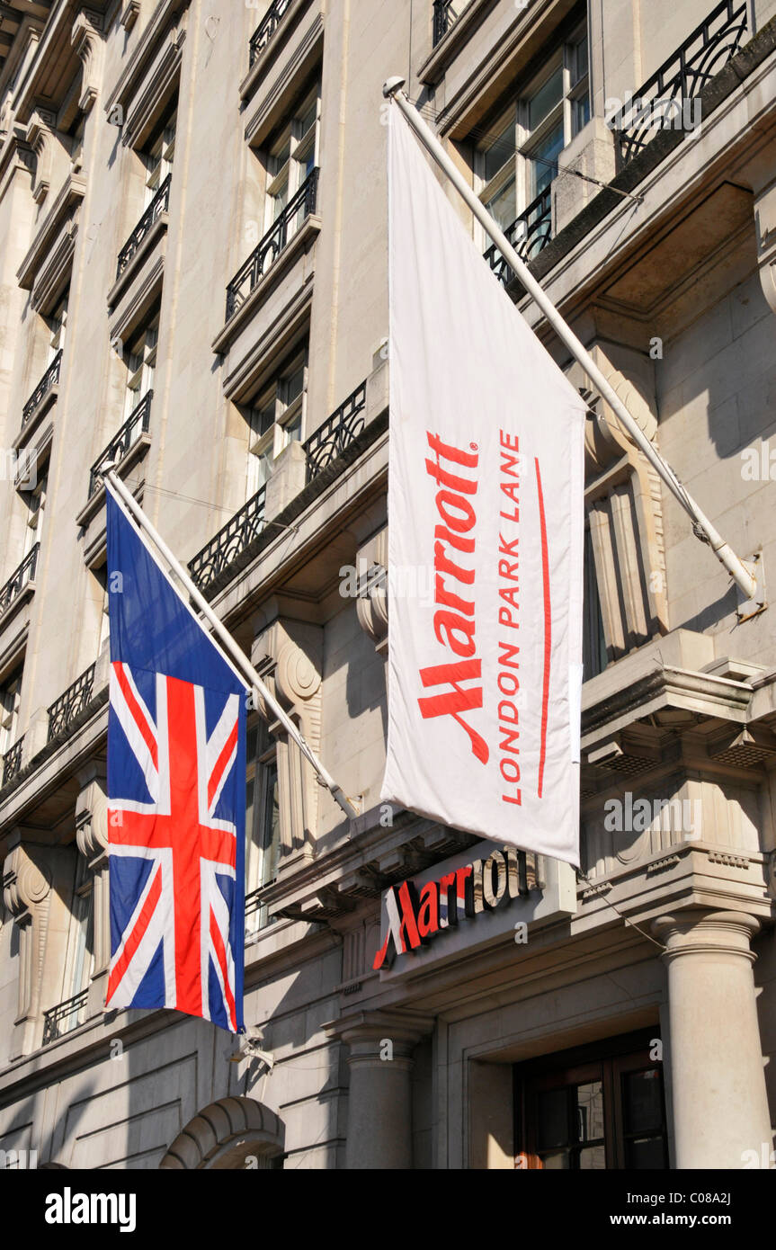 Union Jack flag e il Marriot Hotel business bandiera su ingresso in Park Lane Mayfair London West End England Regno Unito Foto Stock