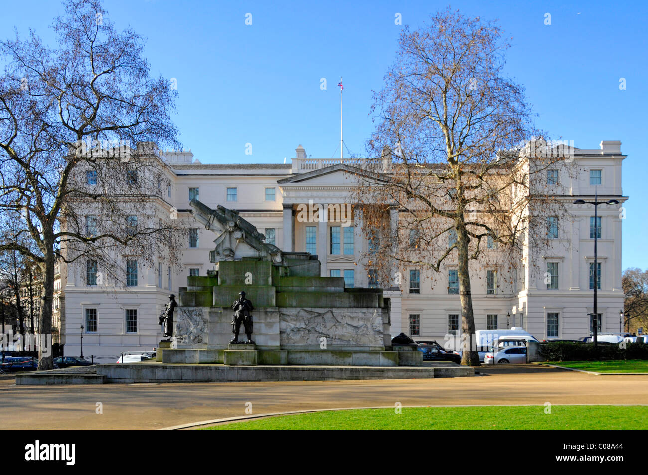 Il Lanesborough Hotel è un lussuoso hotel neoclassico a 5 stelle con alberi invernali commemorativi della guerra della Royal Artillery a Hyde Park Corner Londra Regno Unito Foto Stock