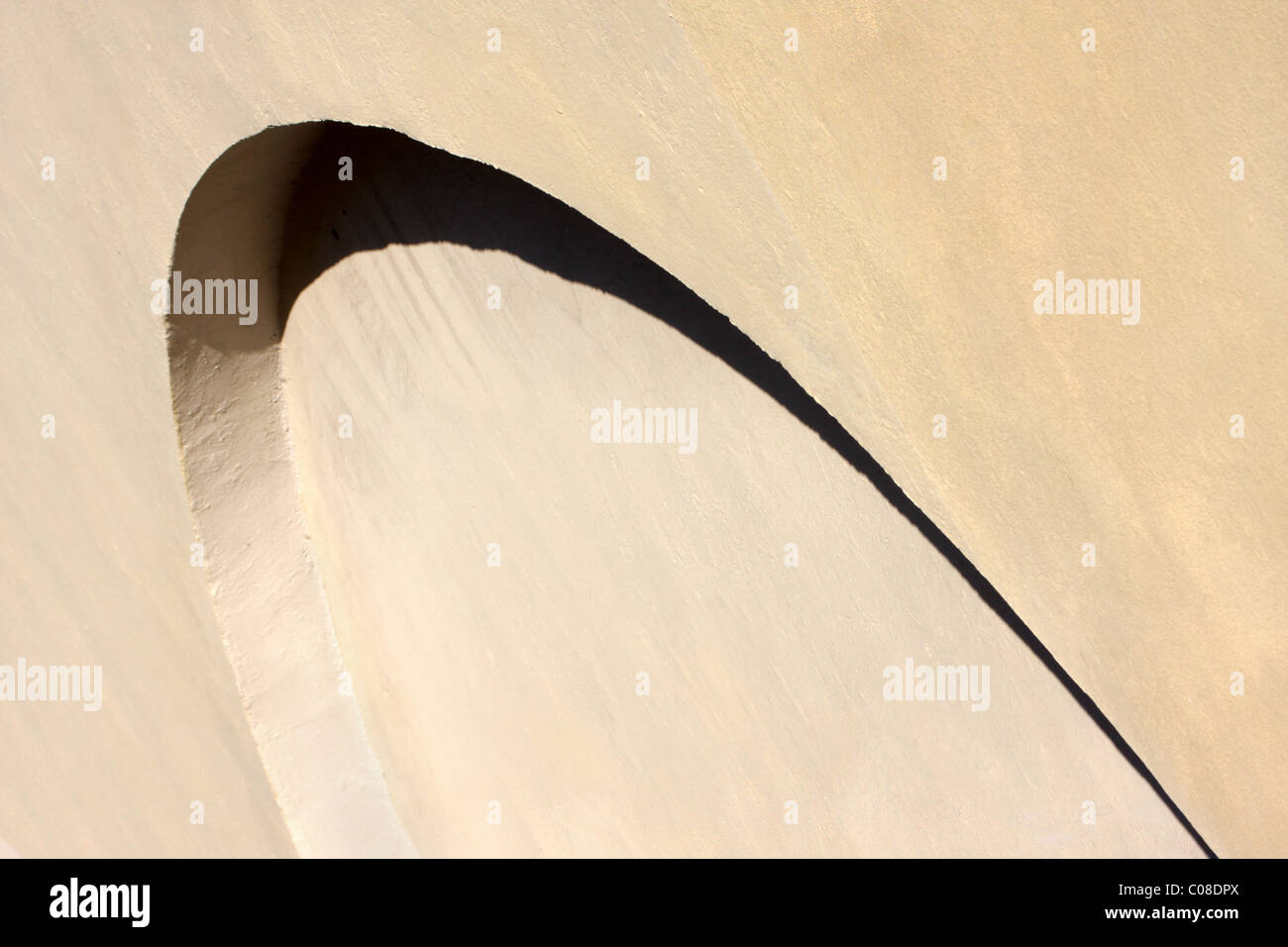 Muro intonacato con un arco Foto Stock