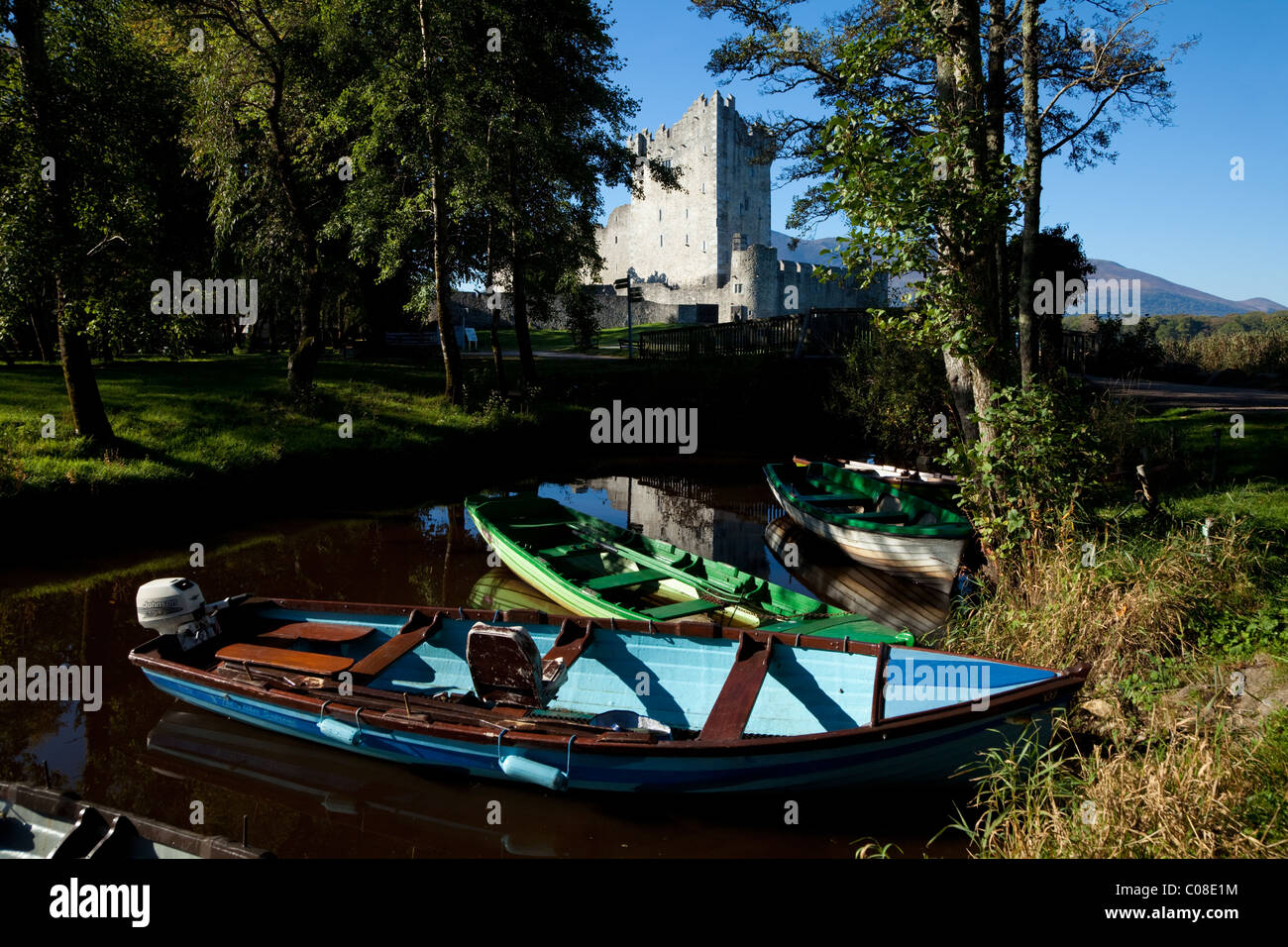 Del xv secolo il Castello di Ross, tower house e mantenere, sulle rive del Lough Leane, Ring of Kerry, Parco Nazionale di Killarney, nella contea di Kerry, Irlanda. Foto Stock