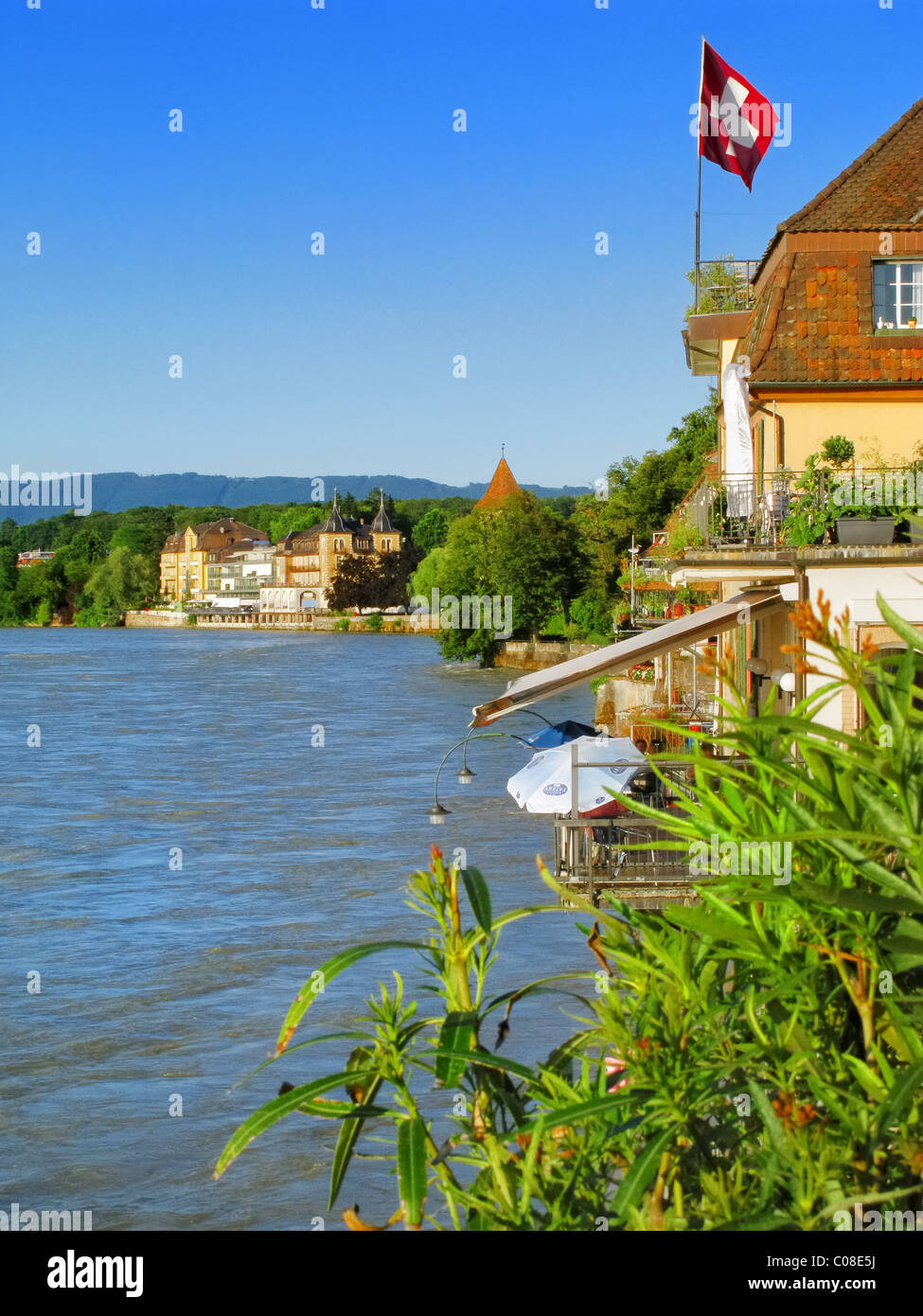 La vista sul fiume Reno dalla riva sul lato Svizzero di Rheinfelden, Argovia, Svizzera. Foto Stock