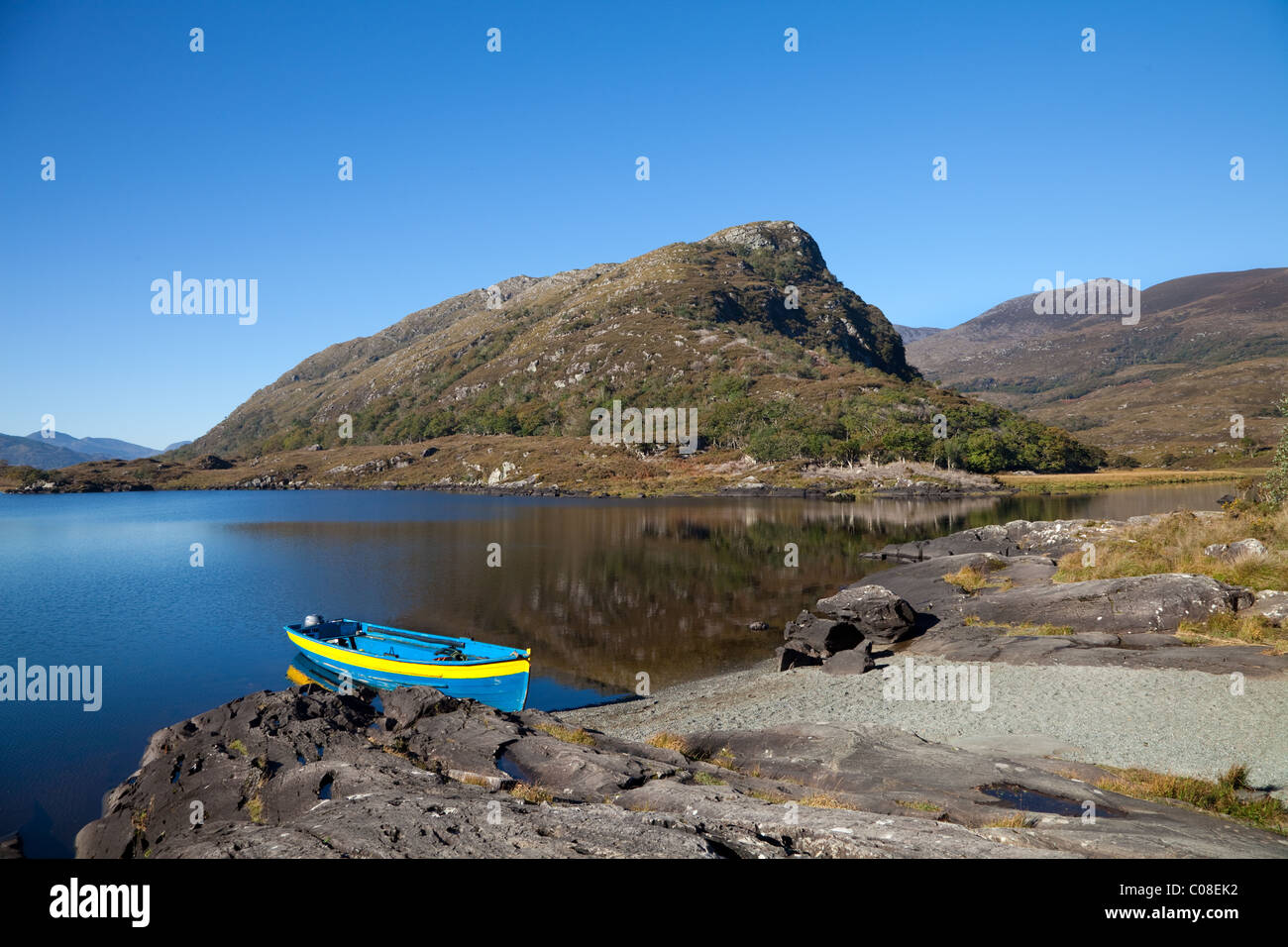 Eagle's Nest Mountain & colorate barche a remi, il Long Range, Parco Nazionale di Killarney, nella contea di Kerry, Irlanda Foto Stock