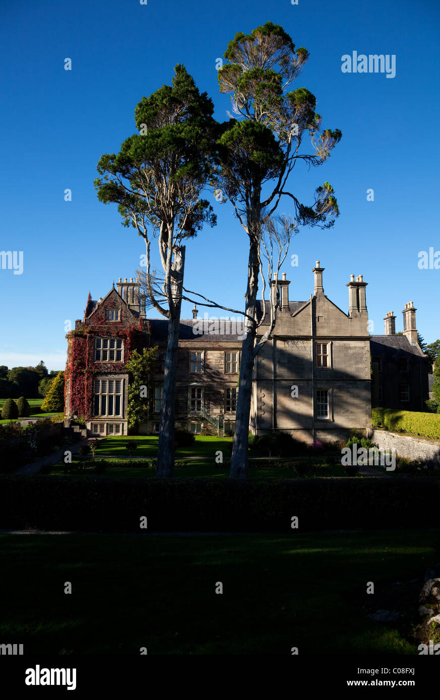 Muckross House costruito nel 1843, ora il Kerry Folklife Center, Parco Nazionale di Killarney, nella contea di Kerry, Irlanda Foto Stock