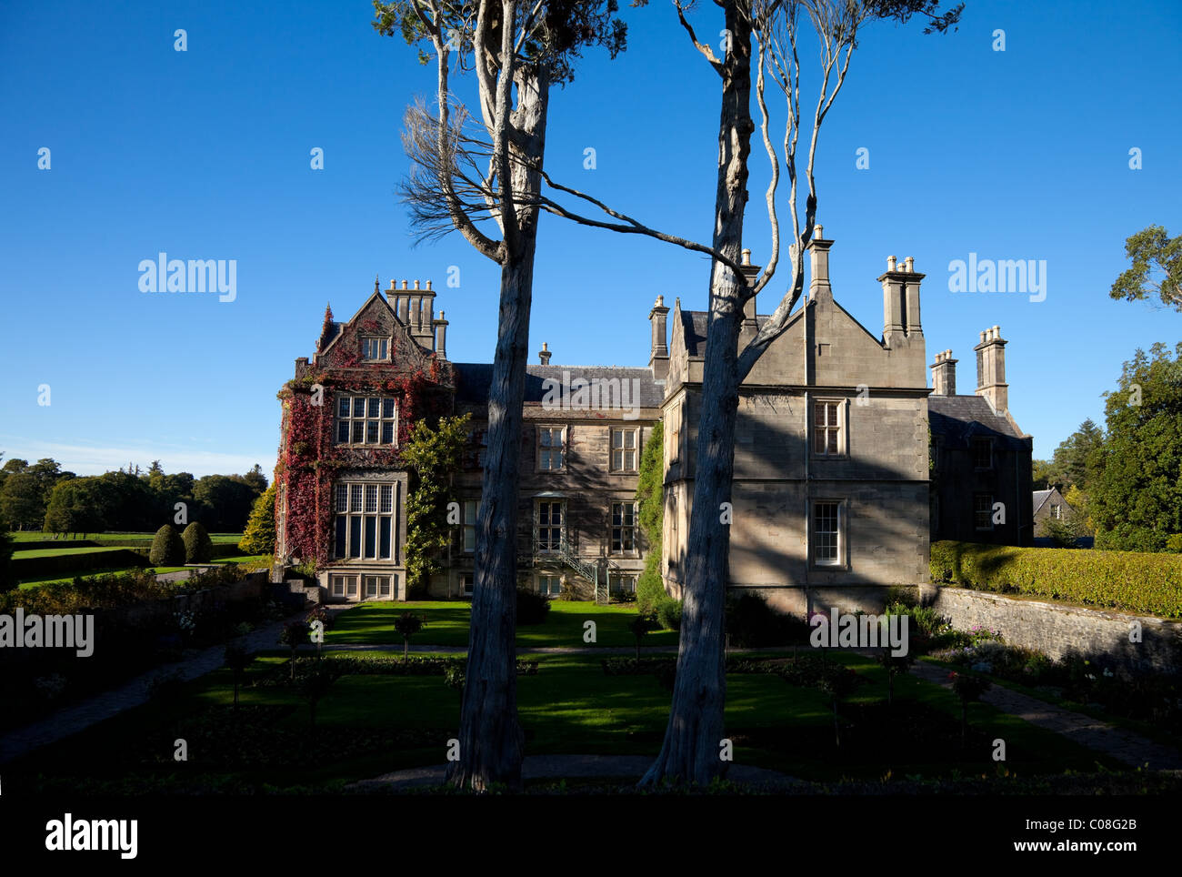 Muckross House costruito nel 1843, ora il Kerry Folklife Center, Parco Nazionale di Killarney, nella contea di Kerry, Irlanda Foto Stock