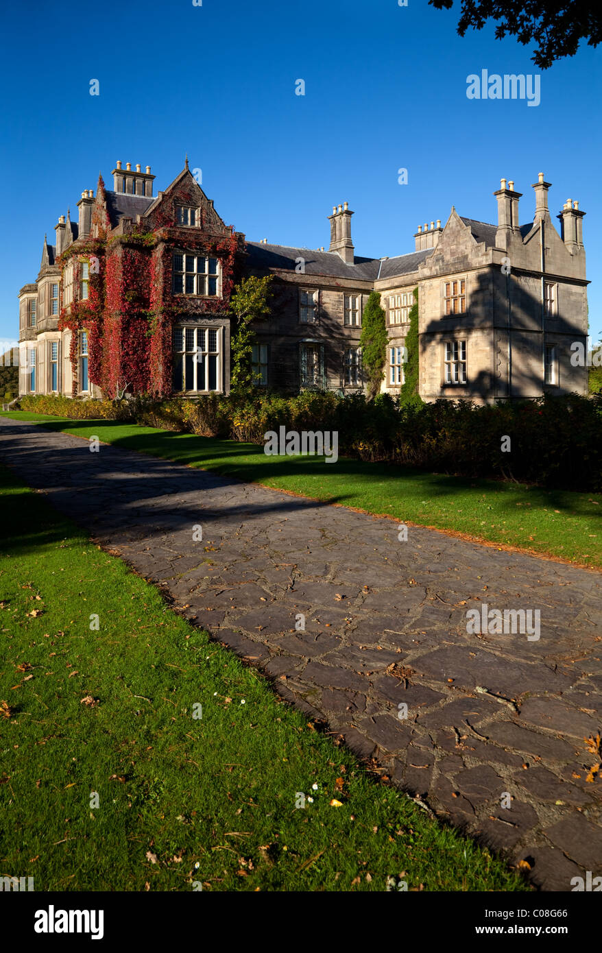 Muckross House costruito nel 1843, ora il Kerry Folklife Center, Parco Nazionale di Killarney, nella contea di Kerry, Irlanda Foto Stock