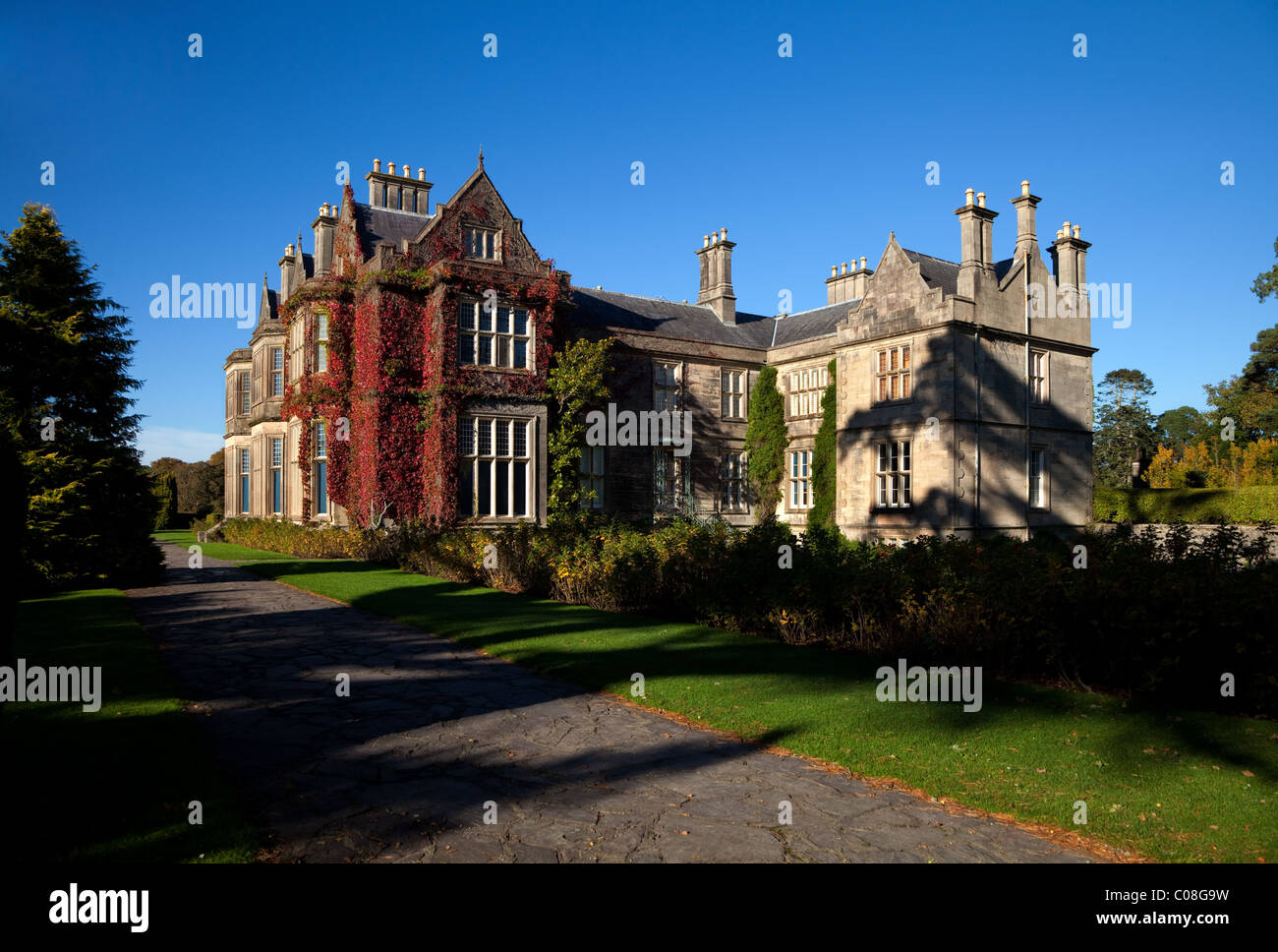 Muckross House costruito nel 1843, ora il Kerry Folklife Center, Parco Nazionale di Killarney, nella contea di Kerry, Irlanda Foto Stock