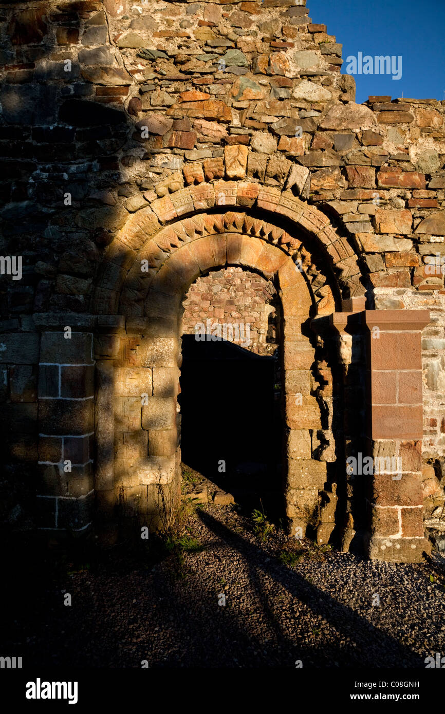Porta romanica in 'La Grande chiesa di Achadh Da Eo' costruito 1158, collina di Aghadoe, Parco Nazionale di Killarney, nella contea di Kerry, Irlanda Foto Stock