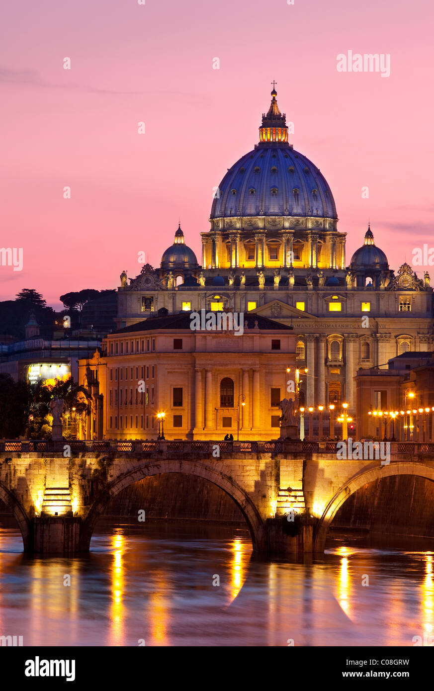 Il fiume Tevere Ponte Sant Angelo e la Basilica di San Pietro al crepuscolo, Roma Lazio Italia Foto Stock