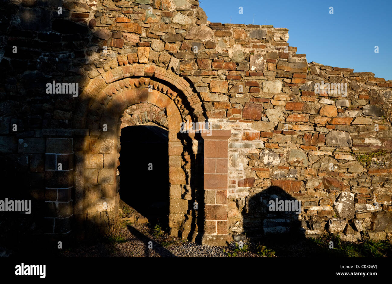 Porta romanica in 'La Grande chiesa di Achadh Da Eo' costruito 1158, collina di Aghadoe, Parco Nazionale di Killarney, nella contea di Kerry, Irlanda Foto Stock
