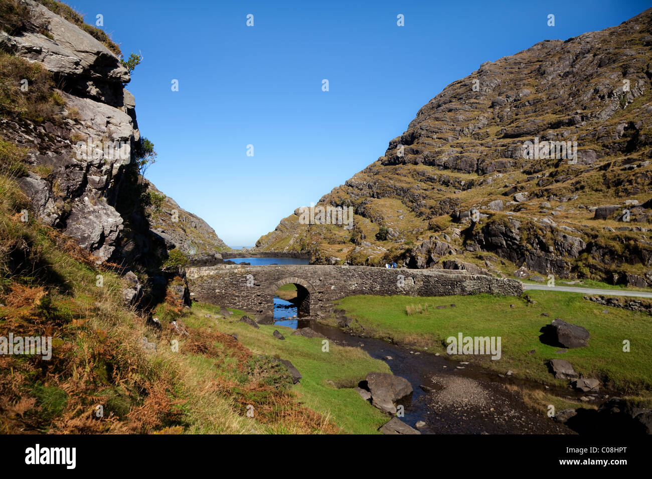 Ponte sopra il lago Coosaun, il gap di Dunloe, Parco Nazionale di Killarney, nella contea di Kerry, Irlanda Foto Stock